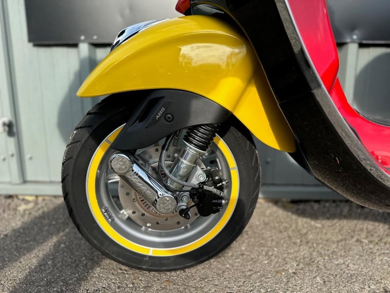 2024/24 Vespa Primavera 125 Mickey Mouse Edition One Owner Machine 