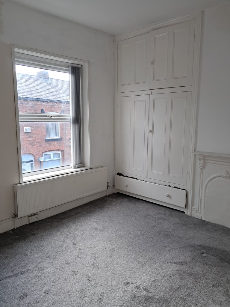 Two bedroom Entire House to Rent in Oldham Town Centre 