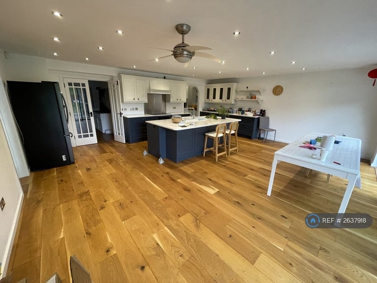 5 bedroom house in Wellesley Avenue, Iver, SL0 (5 bed) (#2637918)