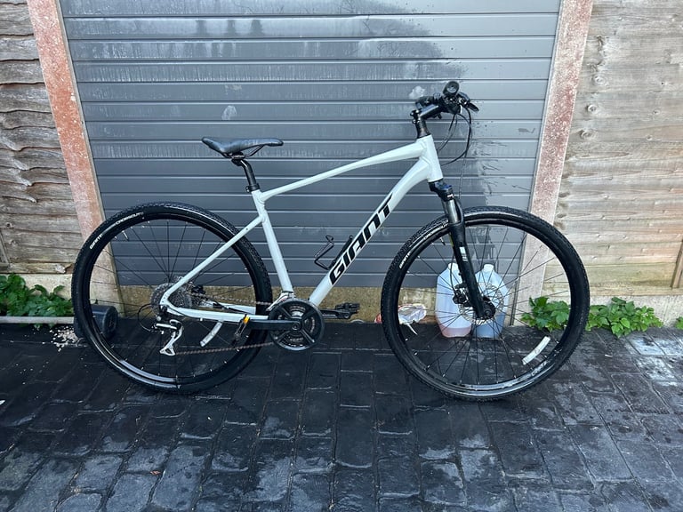 image for Giant Roam 3 Disc Hybrid Bike NEW- large Frame cash collection in Manchester