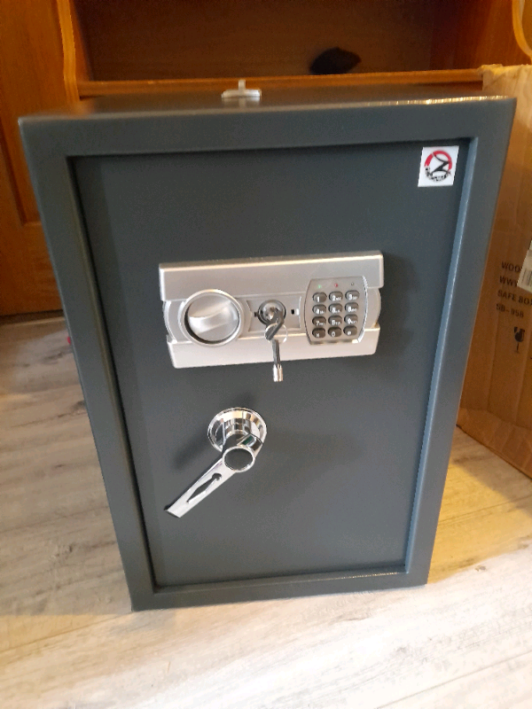 Brand New Safe - Accessories Included