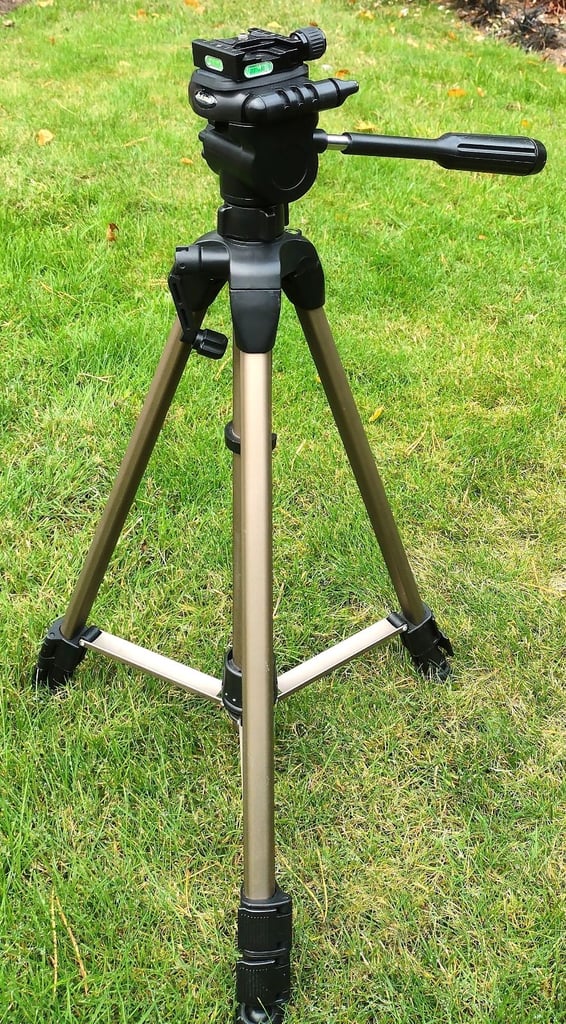 Hama Tripod. Lightweight aluminium frame. 3 way head and quick release plate. VGC