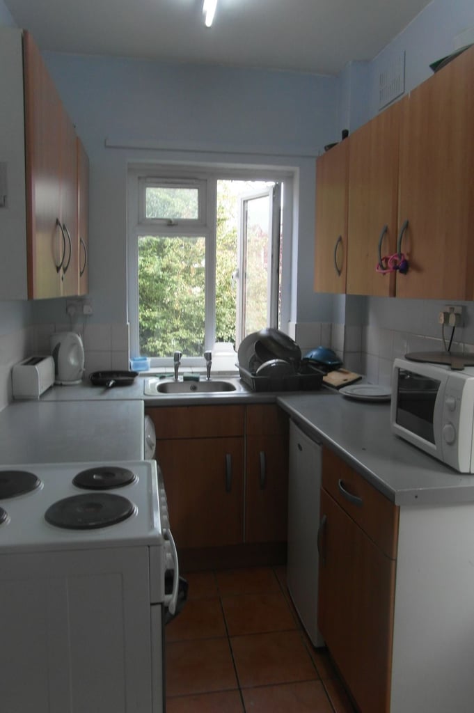 Nice Double Room For 1 Person/ Bills Included, East Acton - Zone 2