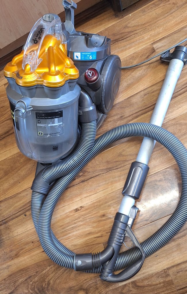 DC19 dyson vacuum cleaner,body & hose and pipe only.very strong 
