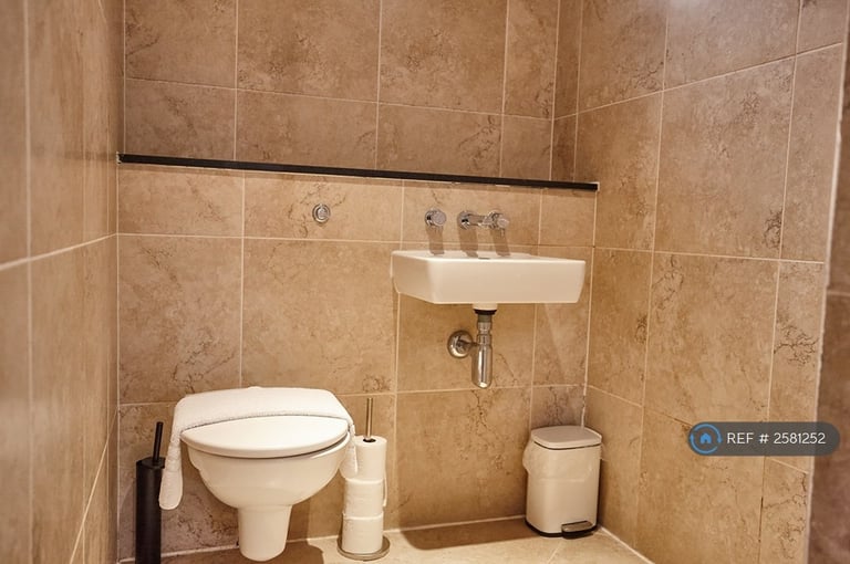 2 bedroom flat in Malta Street, Manchester, M4 (2 bed) (#2581252)