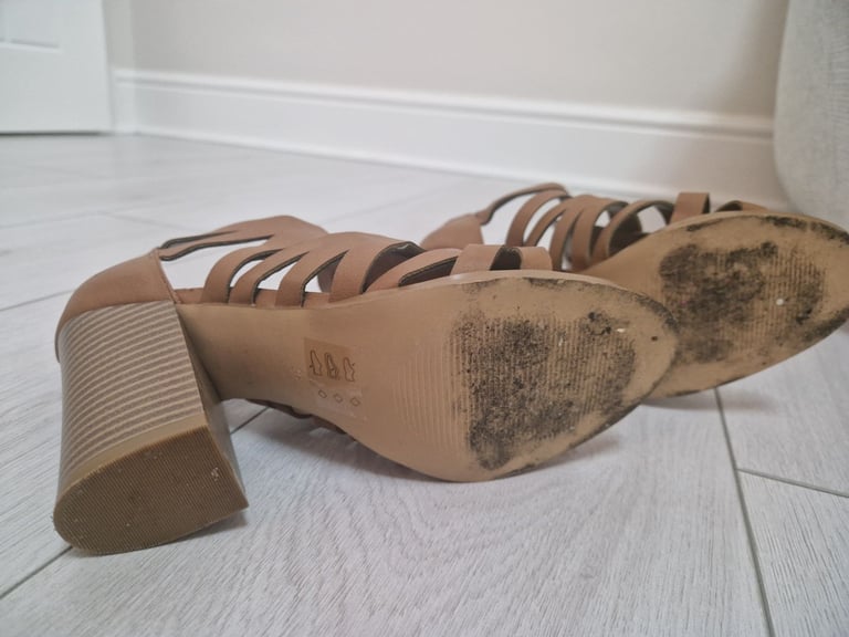 Tan heeled sandles