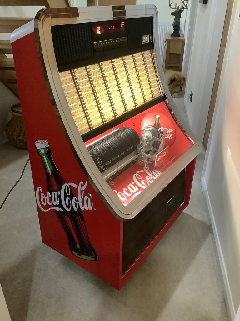 Jukebox plays 45rpm Vinyl Records 