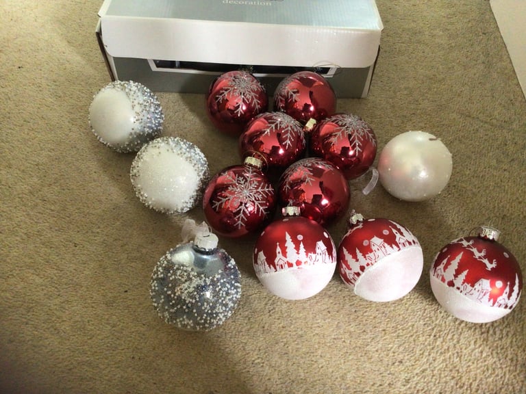 13x gorgeous glass baubles Christmas decorations