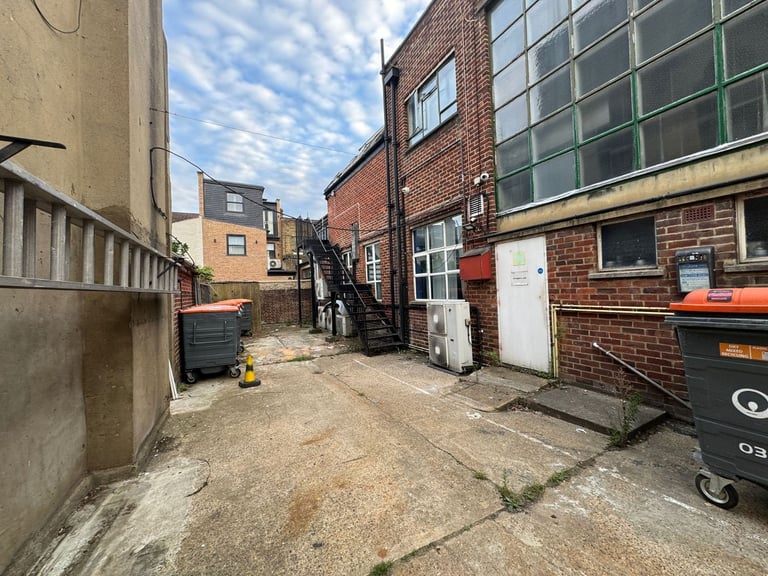 Yardspace in Battersea 7/24 access with Private Gate SW11