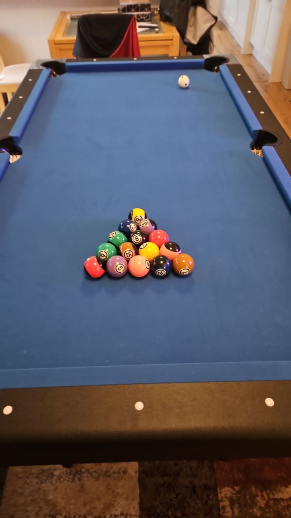 6ft pool table with king UK pool balls and 2 cues