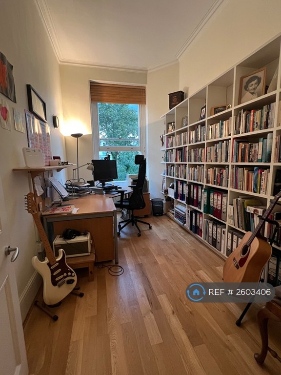 3 bedroom flat in Pembridge Square, London, W2 (3 bed) (#2603406)