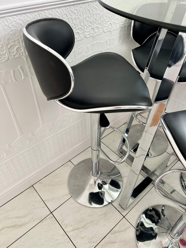 Tall table with 4 stools