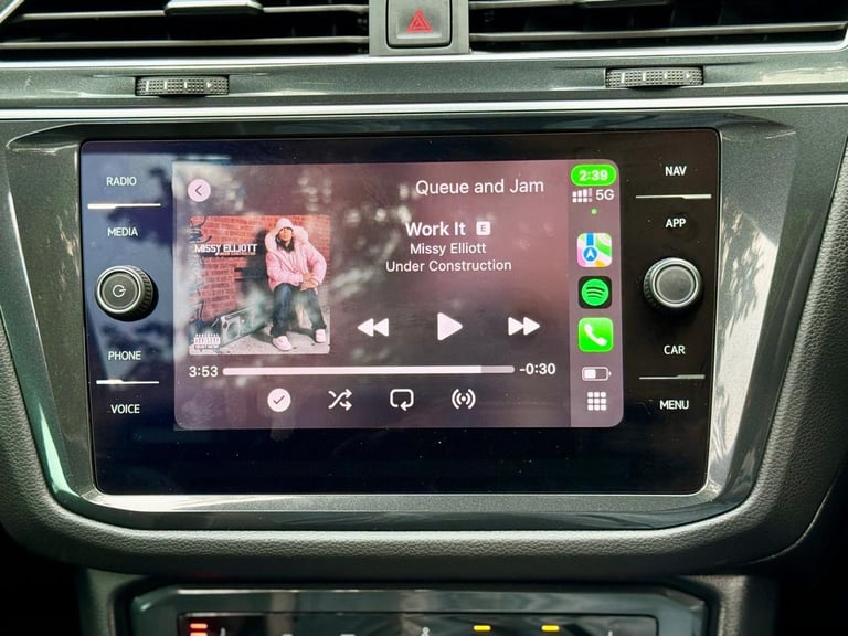 2023 Volkswagen TIGUAN R- Line Pan/r Cameras Full Service History heated steering