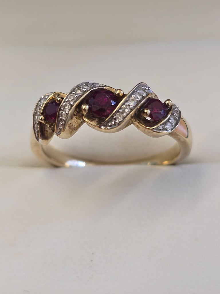 9CT GOLD RUBY & 0.10PTS DIAMOND RING