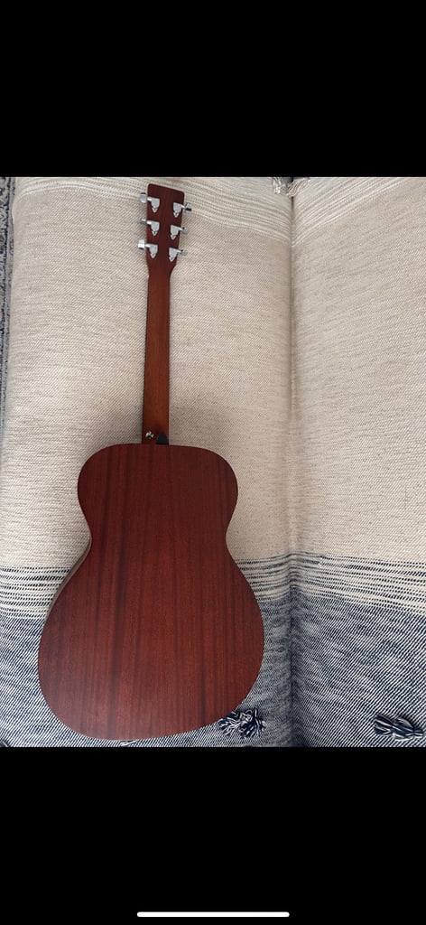 Martin 000-10e All solid wood Martin accoustic guitar with fishman pickup 