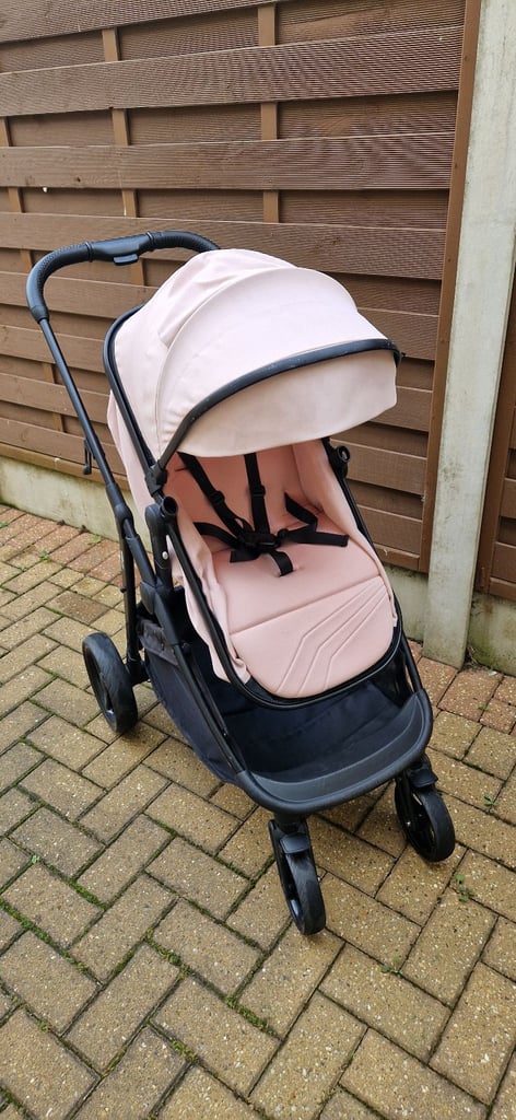 PUGGLE MONACO XT TRAVEL SYSTEM. IN VERY GOOD CONDITION.