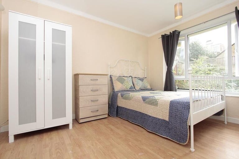 Poplar • 3 Double rooms •  Available Now  • zone 2 • 0 Deposit Available • £145