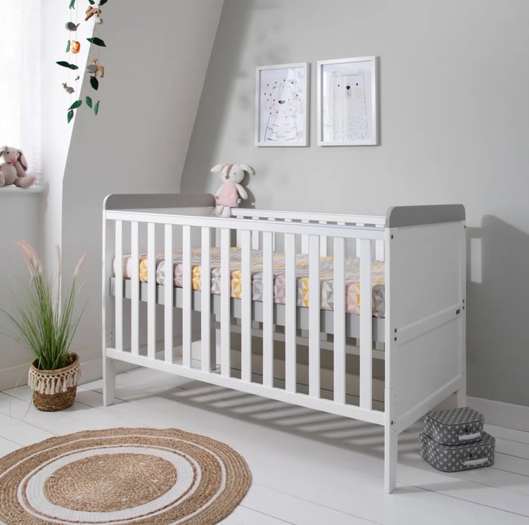 Cot bed and top changer 