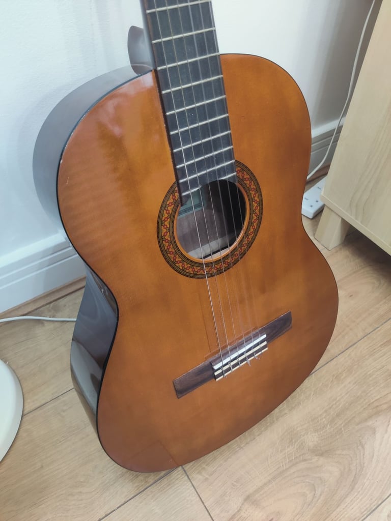 Yamaha C40 02 Full Size Acoustic Guitar with 6 nylon strings