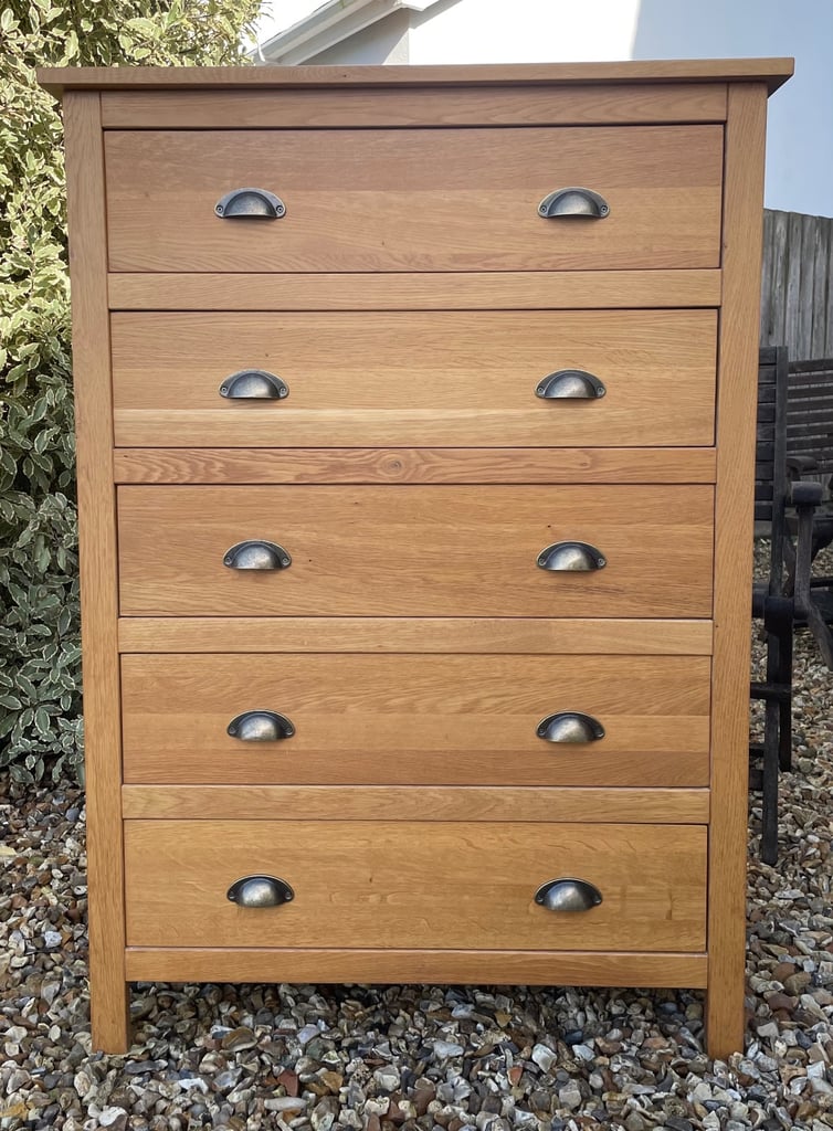 Solid oak chest of drawers 