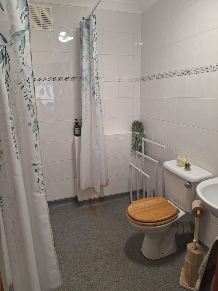 Lovely 2 bedroom with balcony near QUEH