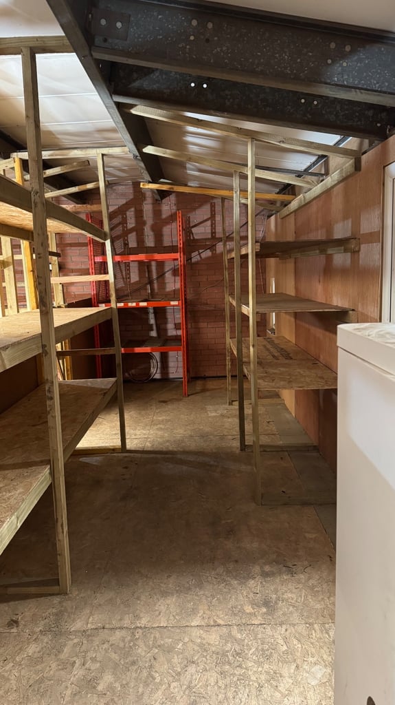 Commercial unit with private parking available for rent 