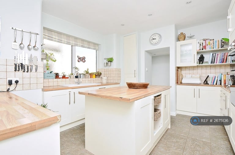 3 bedroom flat in Tooting, London, SW17 (3 bed) (#2675136)