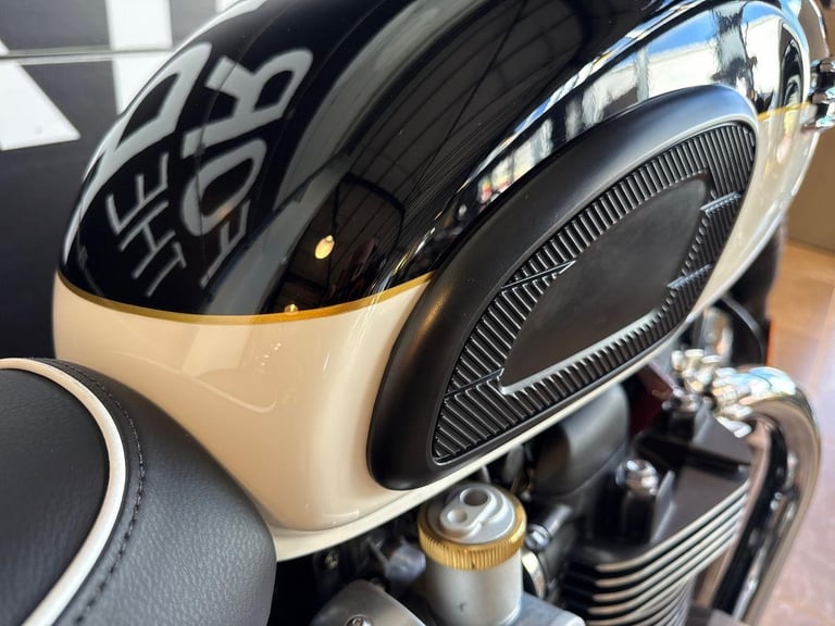 2025 Triumph Bonneville T120 PREMIUM TWIN COLOUR Petrol black 6 Speed