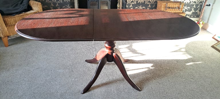 Stag Minstrel Extending Oval Dining Table