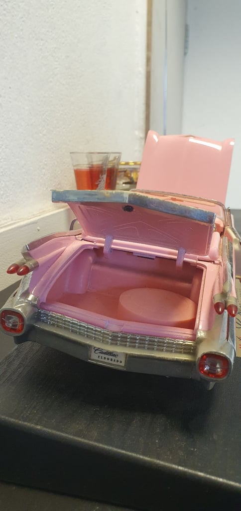 Maisto 1/18 Scale Diecast Model Car - 36813 1959 Cadillac Eldorado Biarritz Pink