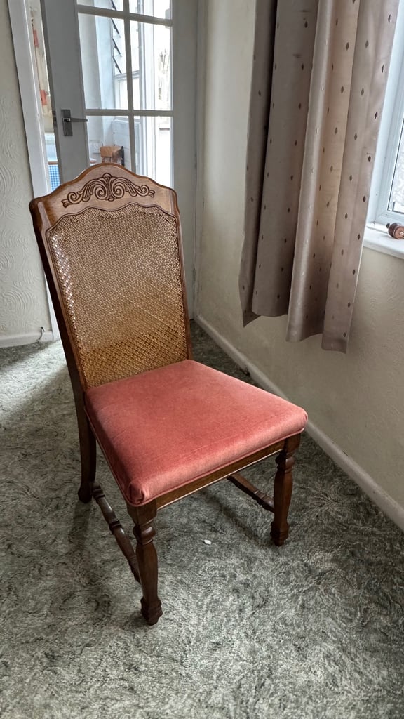 Extendable Wooden Dining table + 6 chairs