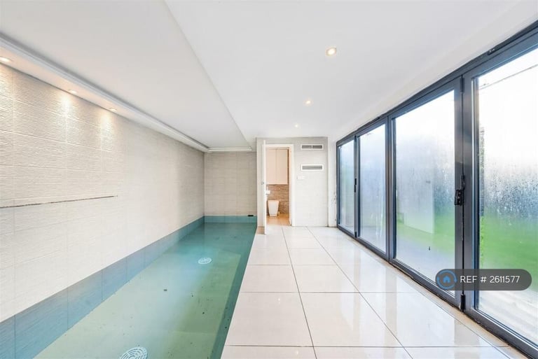 3 bedroom flat in Ground Floor The Vale, London, NW11 (3 bed) (#2611577)