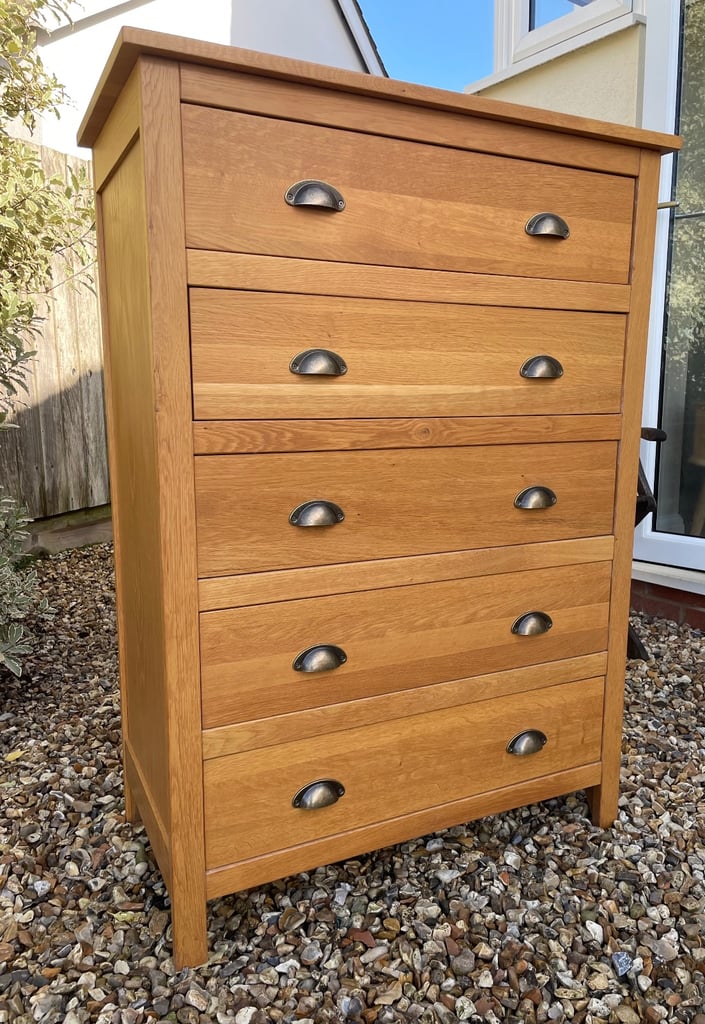 Solid oak chest of drawers 
