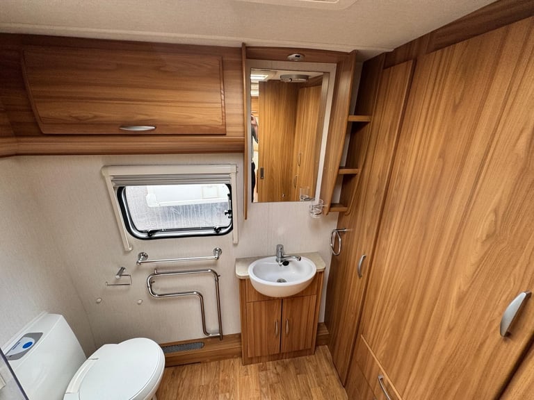 LUNAR CLUBMAN CK 2011 MODEL 2 BERTH REAR WASHROOM TOURING CARAVAN