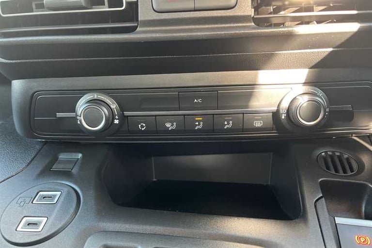 2025 Vauxhall Combo Life Electric 52kWh Design XL MPV 5dr Electric Auto (7.4kW Charger) (136 ps) ...