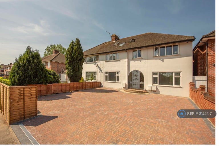 1 bedroom in Robin Hood Way, London, SW15 (#2155217)