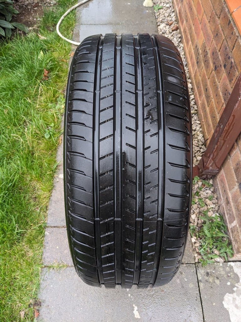 image for Alenza Bridestone Tyre 245/40 R21/100Y Runflat