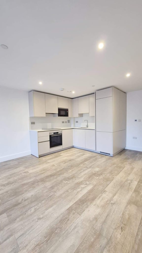 Spacious 2 bedroom flat for rent ideal for students and professionals