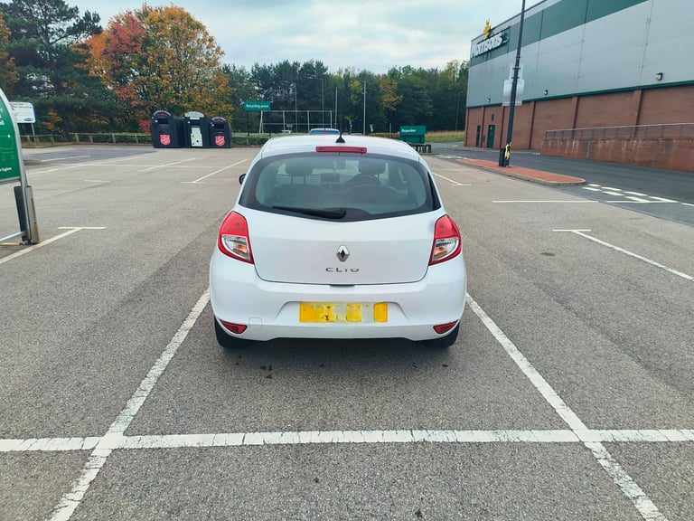 2011 Renault CLIO dynamique TomTom series.