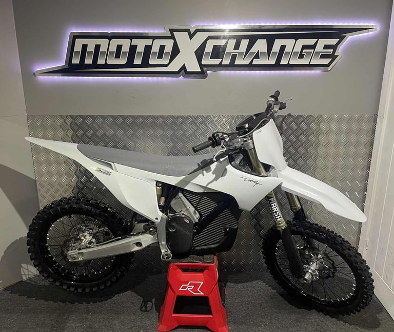 image for 2025 STARK VARG ALPHA GEN 2 ELETRIC BIKE 80BHP ROAD REG £8495 