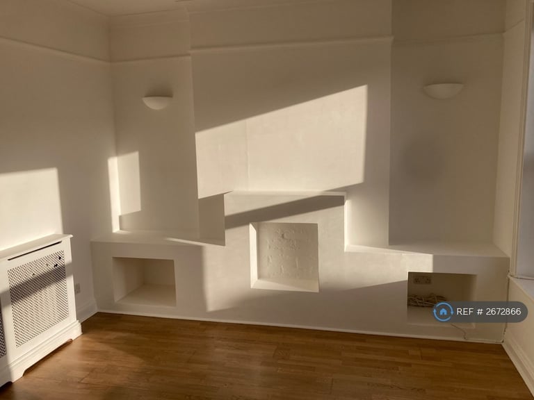 2 bedroom flat in Munster Road, London, SW6 (2 bed) (#2672866)