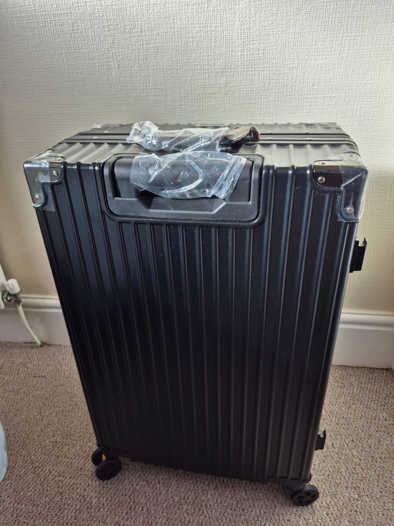 Hard shell suitcase 