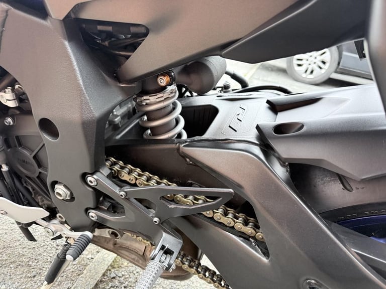 YAMAHA YZF R1 16