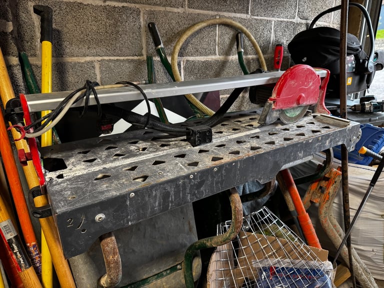 Rubi tile cutter with water suppression 