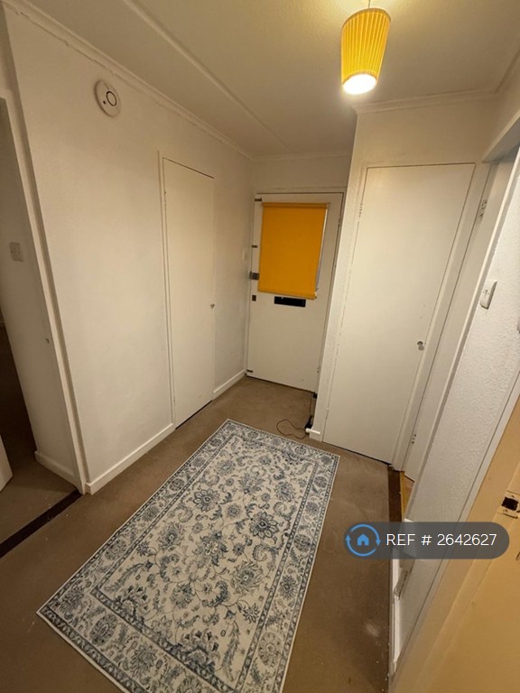 1 bedroom flat in Hornbeam Road, Buckhurst Hill, IG9 (1 bed) (#2642627)