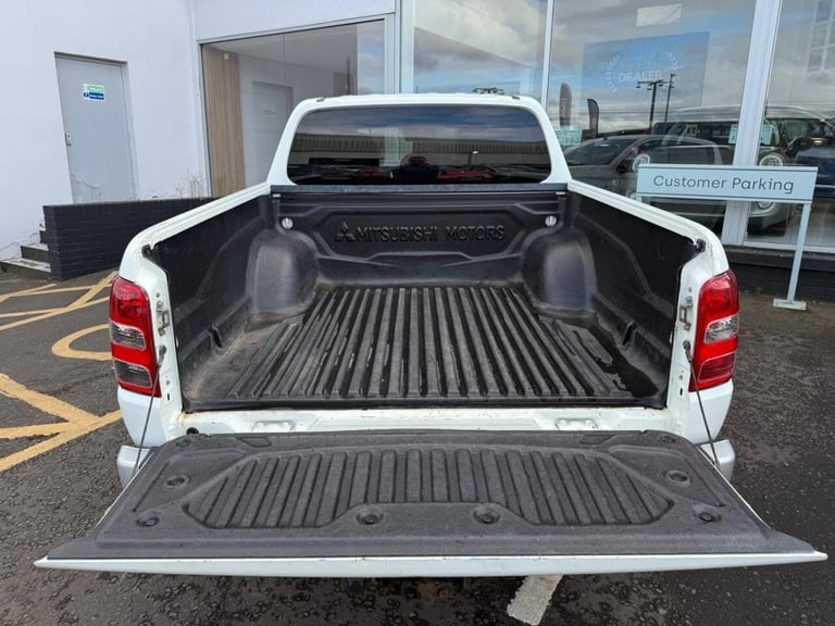 2017 Mitsubishi L200 2.4 DI-D DC Titan Pickup Double Cab 4dr Diesel Manual 4WD Euro 6 (178 ps) Di...