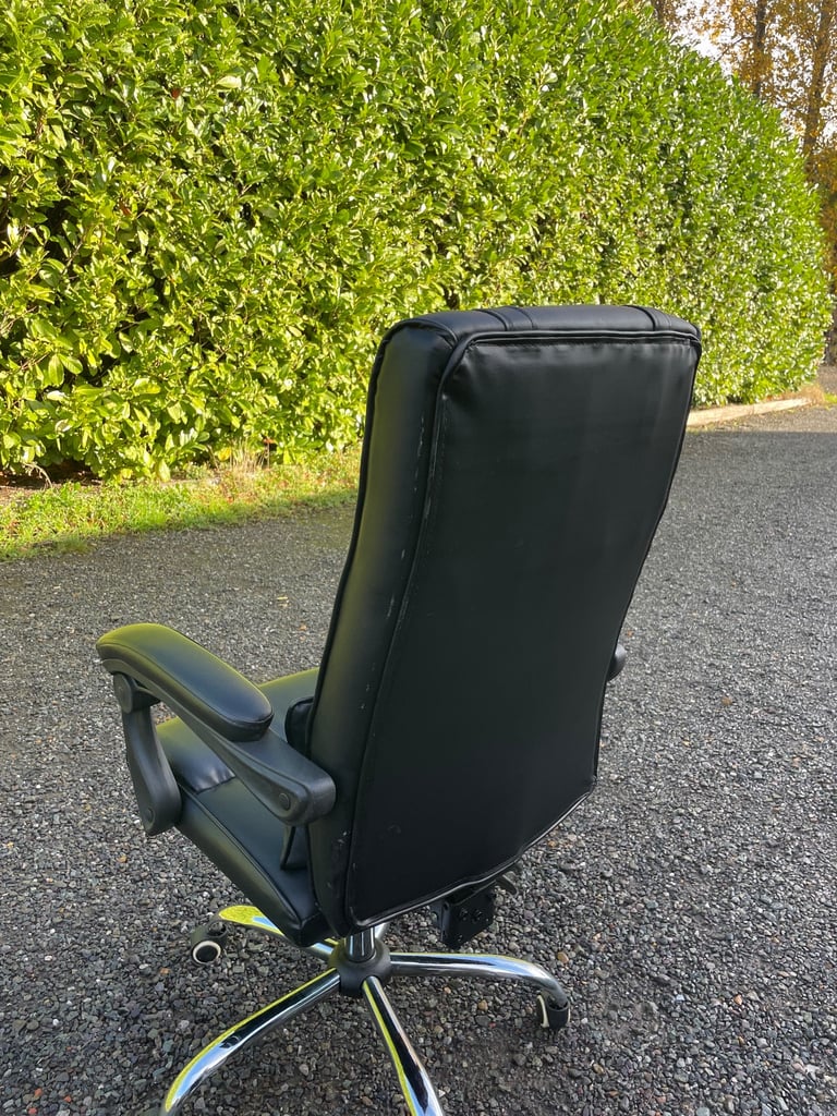 FREE DELIVERY 🥰🚚🥰 BLACK LEATHER OFFICE SPINNING CHAIR GREAT CONDITION 