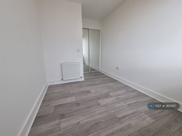 2 bedroom flat in Eleanor House, Waltham Cross, EN8 (2 bed) (#2637117)