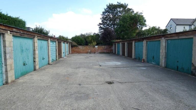 Garage/Parking/Storage: Crescent Road, Reading, RG1 5SP - GATED SITE