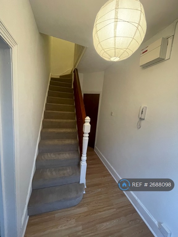 1 bedroom flat in Oakfield Road, Croydon, CR0 (1 bed) (#2688098)